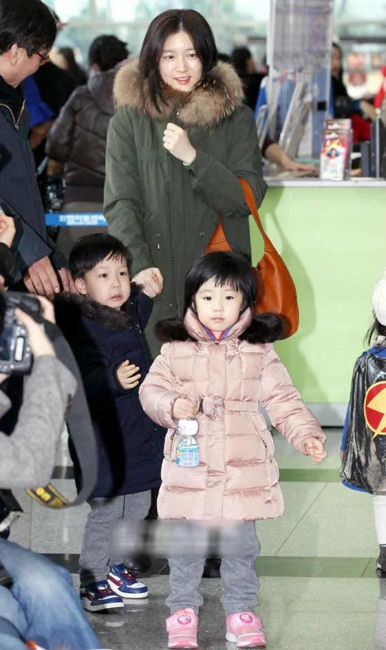 韩国明星生孩子了，谁没整容一目了然
