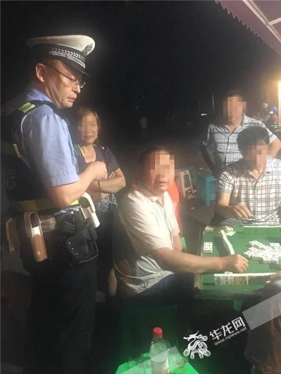 看到警察到来,牌友们一脸茫然。沙坪坝警方供图,华龙网发。