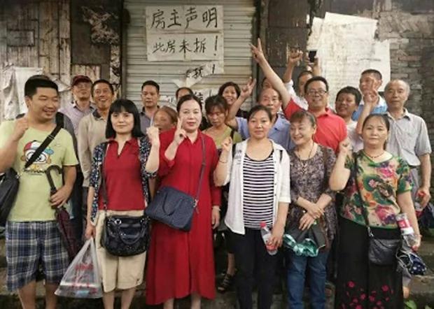 中国湖南民主党观察：重庆强拆房屋网上求救 半百网民聚集对抗