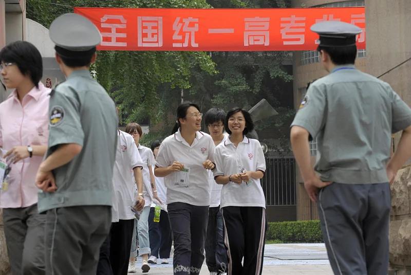高考结束,这些经典段子,笑喷啦!一起来放松吧。图为2009年北京一高考考点。(LIU JIN/AFP/Getty Images)