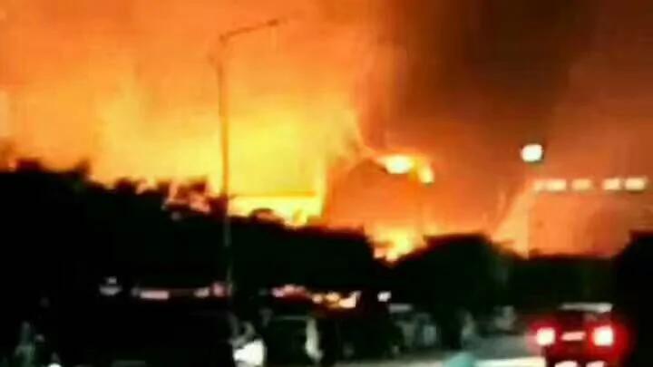 山东平度双桃精细化工厂爆炸，大火冲天。（当地人提供/记者乔龙）
