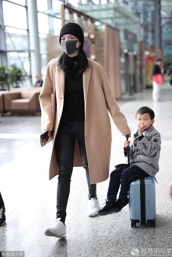 姚晨与儿子“小土豆”现身机场