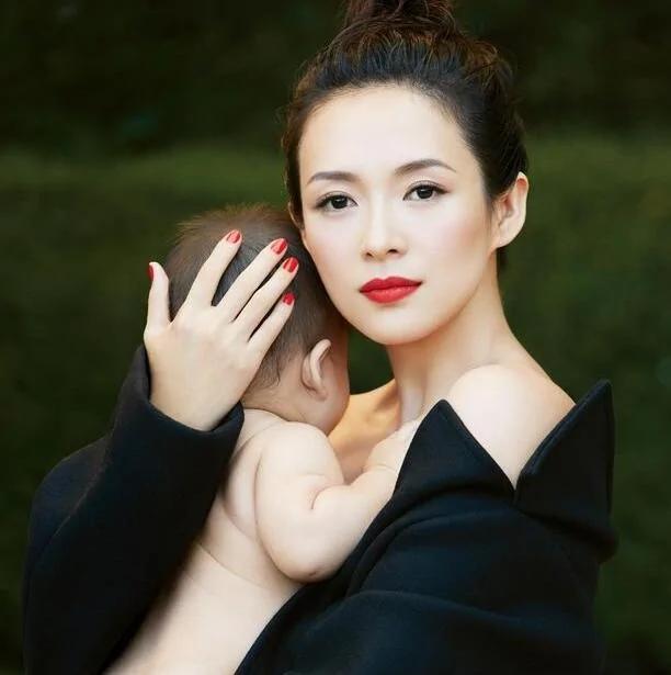 章子怡怀抱女儿(资料图)