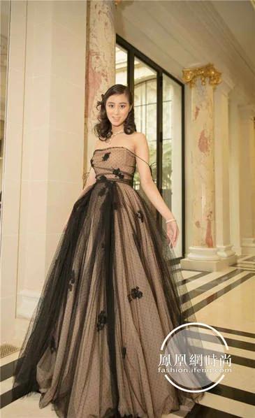 18岁姑娘惊艳巴黎名媛舞会父亲背景强大 禁闻网