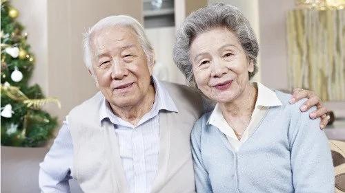 中国夫妻不缺隐忍坚守，同甘共苦。