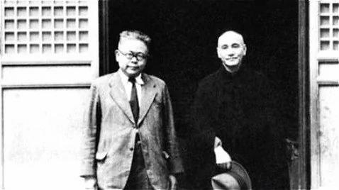 1946年春,蒋介石与傅斯年合影。(网络图片)