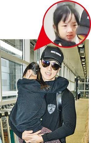 吴尊抱着女儿NeiNei抵达香港,NeiNei因害羞一直都要爸爸抱着。