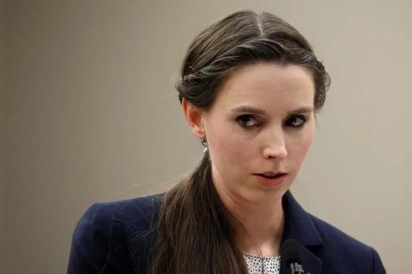 首次揭發納薩爾性侵事件的前體操選手德諾蘭德(Rachael Denhollander),在庭上指控納薩爾的性侵行為。(路透)