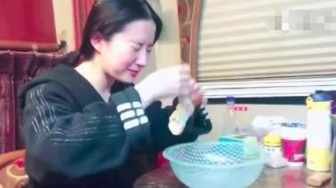 劉亦菲演示另類洗臉方法