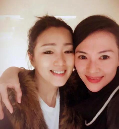 章子怡罕見同框自拍