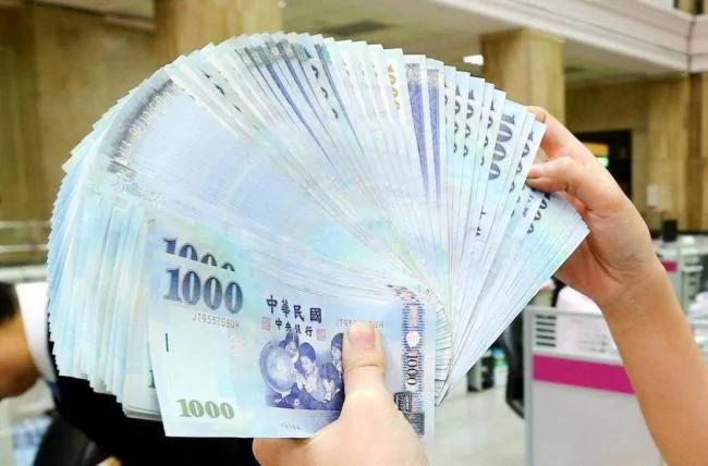 泰国一名男学生在银行开户时存入9000泰铢,之后惊觉帐户余额高达9.9999亿泰铢。台币示意图。联合报系资料照