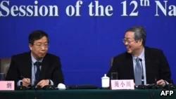 2015年3月12日在北京召开的第十二届全国人民代表大会第三次会议期间，中国人民银行行长周小川（右）和副行长易纲（左）召开新闻发布会。
