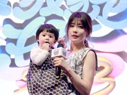 賈靜雯和女兒