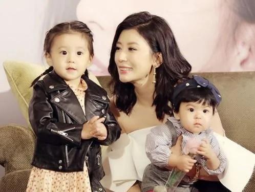 賈靜雯和兩個女兒