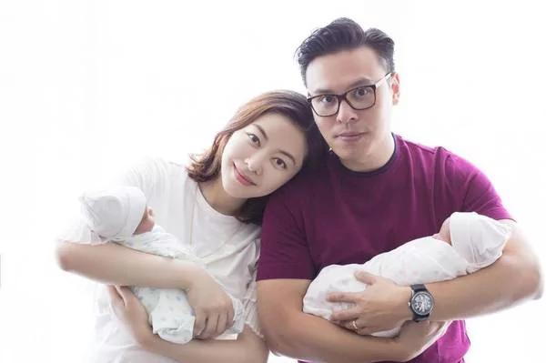 熊黛林一家四口合照
