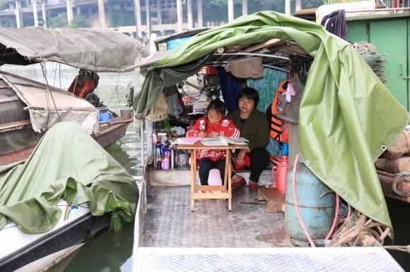 那隻搖曳風中的小漁船 是9歲女孩的家！