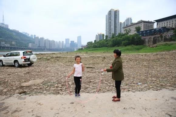 那隻搖曳風中的小漁船 是9歲女孩的家！