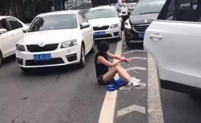 鬧事追尾 車裡竟然摔出一名手腳被綁女子！