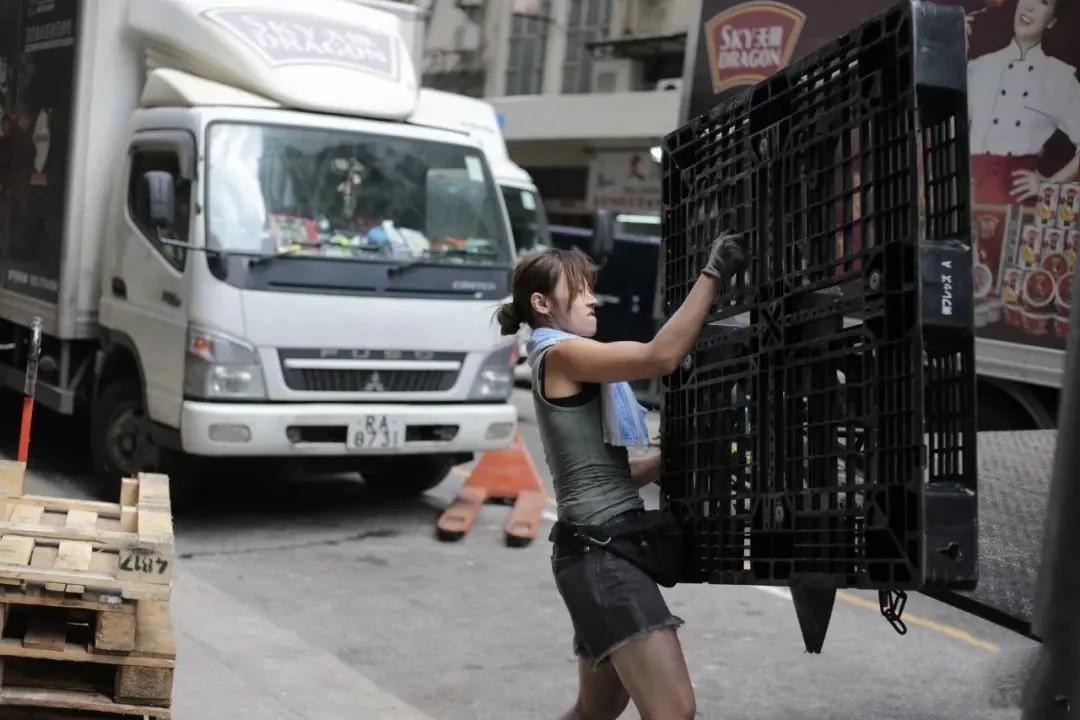 香港爆紅「最美搬運工」港版羅拉真身曝光！