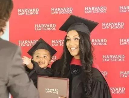 一手抱娃一手寫論文 單親媽媽哈佛畢業
