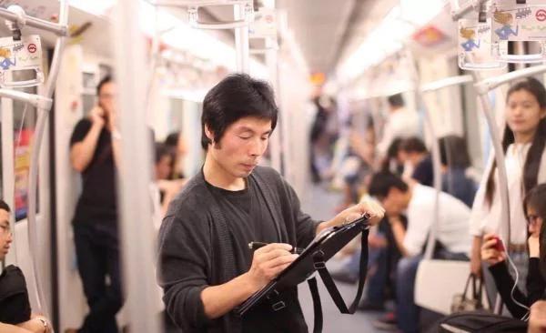 坐地鐵玩手機?他畫上萬張「地鐵眾生相」 6 坐地鐵玩手機?他畫上萬張「地鐵眾生相」
