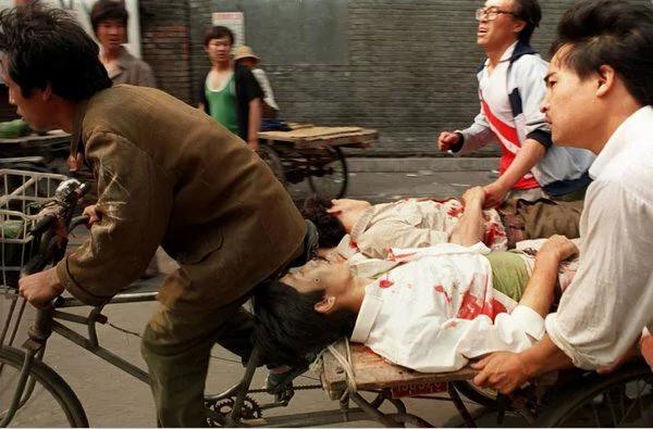 【六四老照片】香港人營救大批六四中被鎮壓的良心人士逃離中國