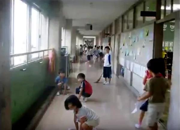 日本人精神：下水道孔象一幅幅畫般的美麗 暖心的鋁罐設計給盲人帶來方便