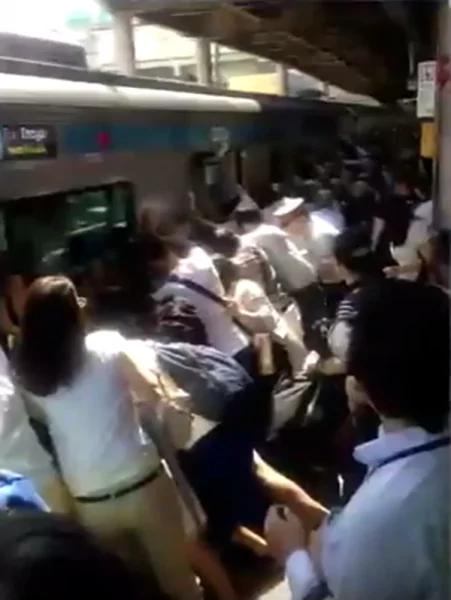 日本人精神：下水道孔象一幅幅畫般的美麗 暖心的鋁罐設計給盲人帶來方便