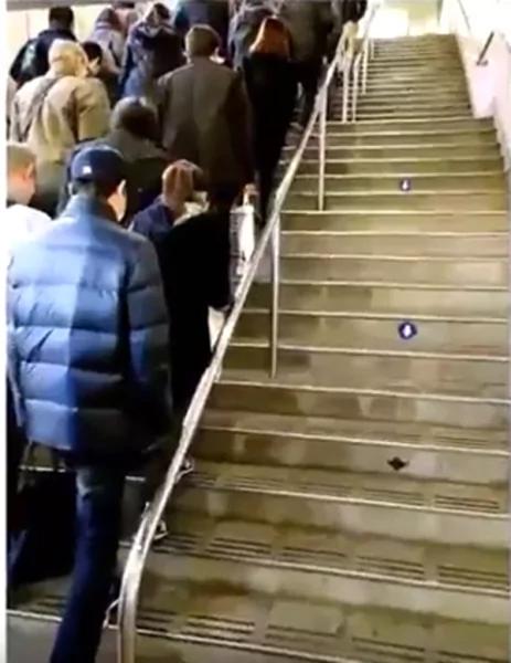 日本人精神：下水道孔象一幅幅畫般的美麗 暖心的鋁罐設計給盲人帶來方便