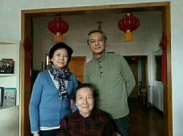 【六四老照片】西單櫥窗彈孔為證 杜憲薛飛展現趙家後宮前的央視