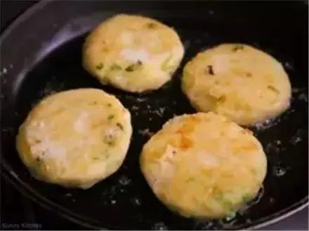 炒土豆絲出鍋前加這個 好吃到翻倍~