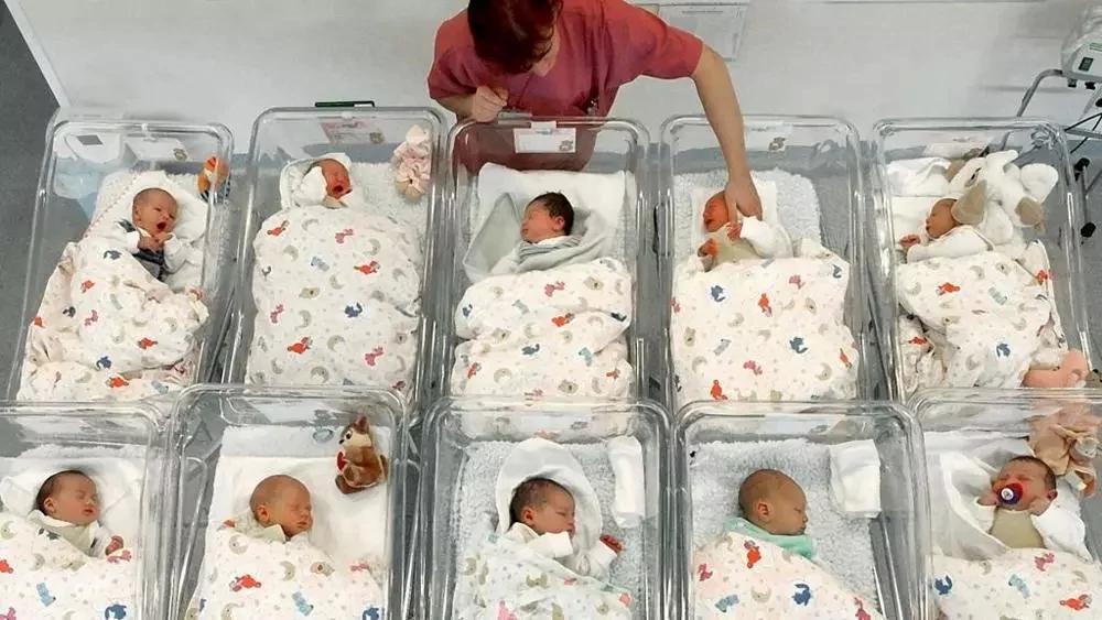 華人孕婦赴加生完孩子就跑 負債580萬!然而孩子根本不算入籍 13 華人孕婦赴加生完孩子就跑 負債580萬!然而孩子根本不算入籍
