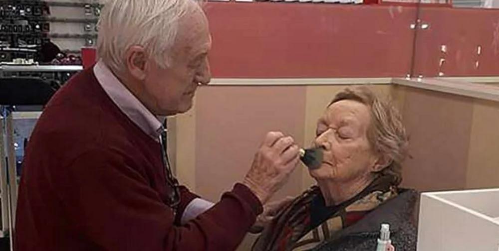 澳洲化妝品店出現了一位80歲老大爺 當他拿起化妝筆 所有人都淚奔了….