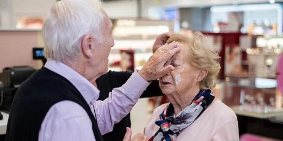 澳洲化妝品店出現了一位80歲老大爺 當他拿起化妝筆 所有人都淚奔了….
